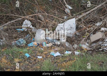 Elemental dump plastik Müll am Straßenrand in der Nähe am Rande des Waldes. Verschmutzung der Umwelt mit Kunststoff- und andere Abfälle. Stockfoto
