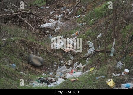 Elemental dump plastik Müll am Straßenrand in der Nähe am Rande des Waldes. Verschmutzung der Umwelt mit Kunststoff- und andere Abfälle. Stockfoto