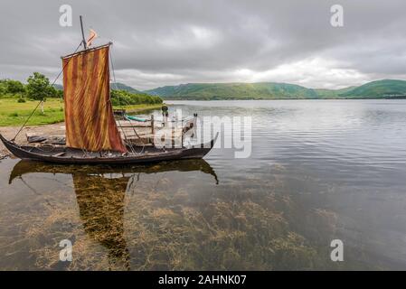 Lofotr, Norwegen - 2. August 2017 rekonstruierten Wikingerschiffen an der Grenze des Innerpollen salzigen See in Vestvagoy Insel der Inselgruppe Lofoten. Die ar Stockfoto