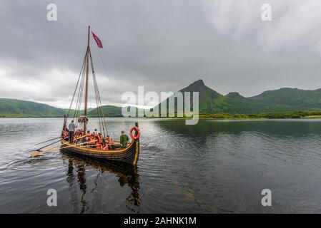 Lofotr, Norwegen - 2. August, Abfahrt 2017 Der Rekonstruierten Wikingerschiff mit Touristen, in Innerpollen salzigen See in Vestvagoy Insel der Lofoten ar Stockfoto