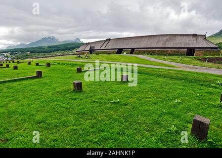 Rekonstruierte Vikings Long House von der archäologischen Ausgrabung Bereich gesehen. Loftor Museum auf den Lofoten Archipel. Nordland, Norwegen im Norden. Stockfoto