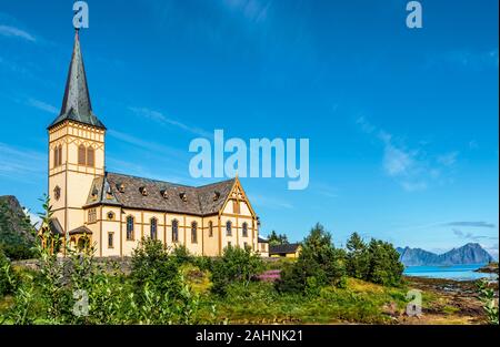 Vagan Kirche, genannt Lofoten Kathedrale, in Kabelvag Village in Insel Austvagoya. Gewässern der Vestfjord sind im rechten Hintergrund. Nordland, Nort Stockfoto