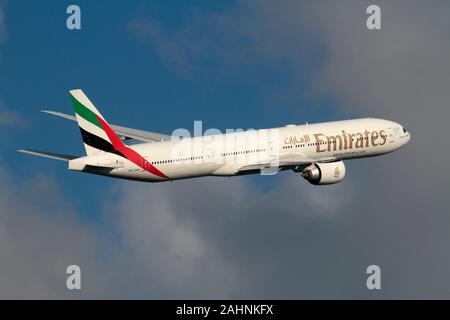 Emirates Boeing 777-300ER Langstrecken Passagier Düsenjet fliegen in den Himmel und Klettern am Abreisetag Stockfoto