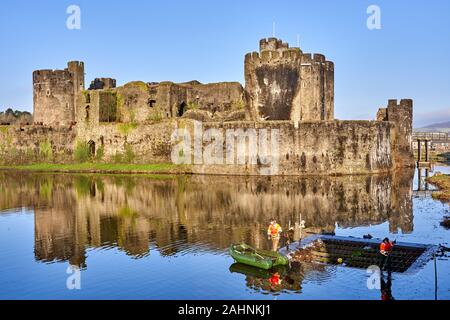 Unkraut Abstand in den Wassergraben von Caerphilly Castle, South Wales Stockfoto