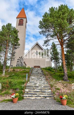 Batchelor Kirche in Hetta Dorf im finnischen Lappland. Treppe zum Haupteingang sind im Vordergrund. Stockfoto