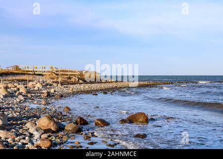 Einsame Stein Strand in der Sonne mit blauem Meer, Neukirchen, Deutschland Stockfoto