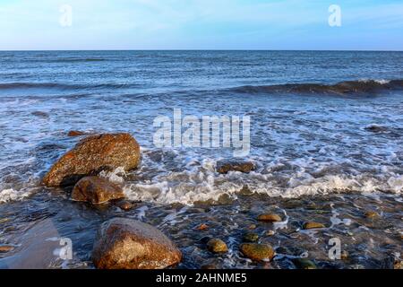 Wellen brechen auf die Steine an der Ostsee Strände in der Nähe von Hohwacht, Deutschland Stockfoto