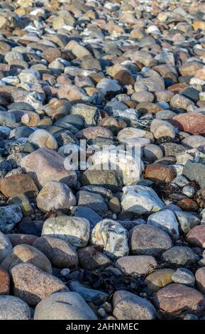 Kleine Steine auf einem Strand in der Nähe von Hohwacht, Deutschland Stockfoto