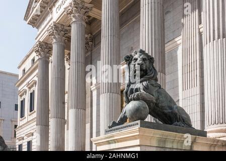 Ein Löwe Skulptur vor dem Congreso de los Diputados spanischen Parlament Gebäude, Madrid, Spanien Stockfoto