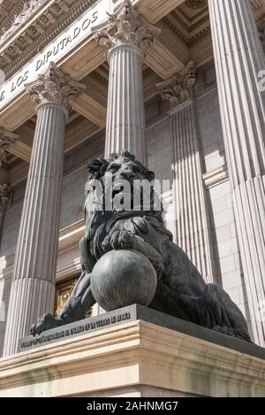 Ein Löwe Skulptur vor dem Congreso de los Diputados spanischen Parlament Gebäude, Madrid, Spanien Stockfoto