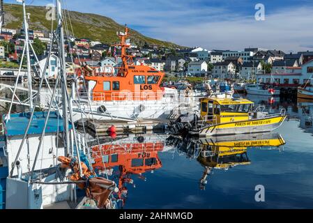 Honningsvag, Norwegen - 10 August 2017 der Blick auf den Hafen von Booten und Honningsvag Stadtbild in Mageroya Insel. Nordkapp Gemeinde in der Finnmark county Stockfoto