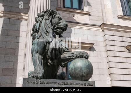 Ein Löwe Skulptur vor dem Congreso de los Diputados spanischen Parlament Gebäude, Madrid, Spanien Stockfoto