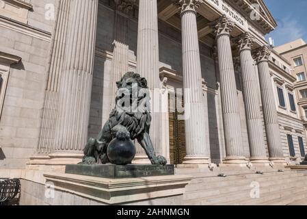 Ein Löwe Skulptur vor dem Congreso de los Diputados spanischen Parlament Gebäude, Madrid, Spanien Stockfoto