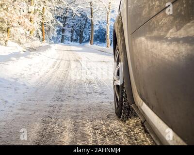 Winterreifen im Schnee Stockfoto