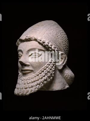 Alte Zyperns. Kopf eines bärtigen Mannes. 500 v. Chr. - 401 v. Chr.. Zypern. Dieser Kalkstein Kalkstein Kopf von der Insel Zypern bietet Funktionen, die marmorskulpturen in Griechenland vor 500 v. Chr. Diese geschnitzten üblich sind mandelförmige Augen, die korkenzieherlocken Framing seine obere Teilfläche, die Reihen der Schnecke - shell locken in Schichten gestapelt sein Bart, der sich von seinem Kinn ragt zu bilden, und ein schwaches Lächeln gehören. Im östlichen Mittelmeer vor der Küste von Asien, Zypern war ein wichtiges Zentrum der maritimen Handel. Zusammen mit Waren, Ideen waren auch dort ausgetauscht. Der Bildhauer dieser Kopf kann sie Griechenland o besucht haben Stockfoto