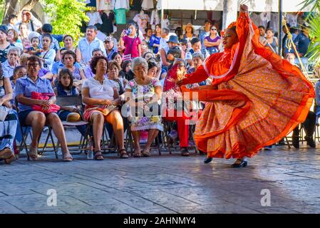 Mexikanische Volkstanzgruppe, Plaza Grande, Merida Stockfoto