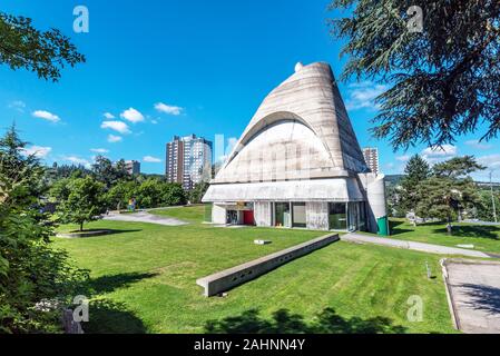 Firminy, Frankreich - Juli 29, 2019 Kirche Saint Pierre ist der größte Standort Le Corbusier in Europa. Saint Etienne Metropole. UNESCO-Weltkulturerbe. Stockfoto