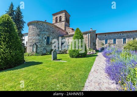 Zurück Blick auf Saint Victor Kirche in Saint-Victor-sur-Loire Dorf. Der Spaziergang Pass und blühende Lavendel sind im rechten Vordergrund. Saint Etienne metrop Stockfoto