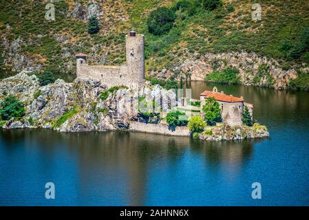 Ruinen der alten Burg und die mittelalterliche Kapelle im Grangent Insel. Gorges de la Loire, Saint Etienne, Frankreich. Stockfoto