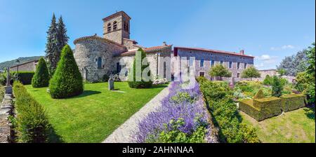 Saint-Victor-sur-Loire, Frankreich - Juli 29, 2019, Panoramaaussicht von Saint Victor Kirche auf der linken und der Teil des Schlosses aus dem Garten. Saint Etienn Stockfoto