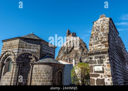 Teile der Kapelle Saint Clair d Aiguilhe und die berühmten Saint-Michel d Aiguilhe Rock ist im Hintergrund. Le Puy-en-Velay in Haute-Loir Abteilung, Auv Stockfoto