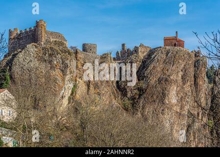 Mittelalterliche Burgruine in der Oberseite des basaltischen Spalte Rock in Arlempdes Dorf, Haute-Loire in Frankreich, Auvergne-Rhone-Alpes. Stockfoto