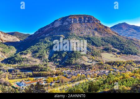 Remuzat Dorf in Baronnies Gegend im Süden Frankreichs. Des Gravieres Berg ist im Hintergrund. Drôme, Auvergne-Rhone-Alpes. Stockfoto