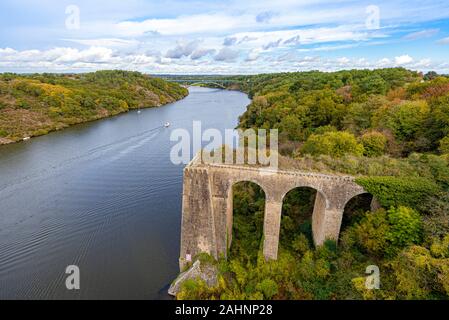 Der Fluss La Vilaine Fluss von La Roche-Bernard Brücke in Richtung Norden gesehen. Departement Morbihan, Bretagne, Frankreich Stockfoto