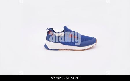 Sport Sneaker für Frauen mit Freistellungspfad Stockfoto