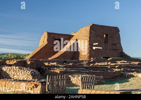 Tor, Ruinen und die Sendung der Kirche (Unsere Liebe Frau von Los Angeles von Porciuncula), Pecos National Historical Park, Pecos, New Mexiko USA Stockfoto