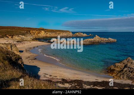 Felsige Küste und Sandstrand im nordwestlichen Teil von Hoedic Insel, das Kap von Vieux Chateaux ist im Hintergrund. Bretagne, Frankreich. Stockfoto