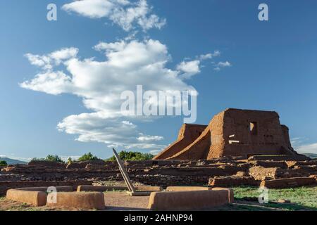 Kiva und der Sendung der Kirche (Unsere Liebe Frau von Los Angeles von Porciuncula), Pecos National Historical Park, Pecos, New Mexiko USA Stockfoto