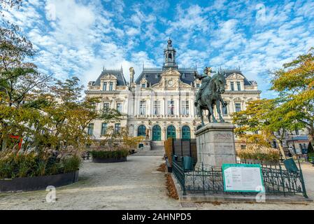 Vannes, Frankreich - 1. November 2018 Vannes Rathaus und das Denkmal von Richemont im Vordergrund. Departement Morbihan in der Bretagne im Nordwesten Fran Stockfoto