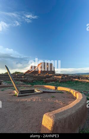 Kiva und der Sendung der Kirche (Unsere Liebe Frau von Los Angeles von Porciuncula), Pecos National Historical Park, Pecos, New Mexiko USA Stockfoto