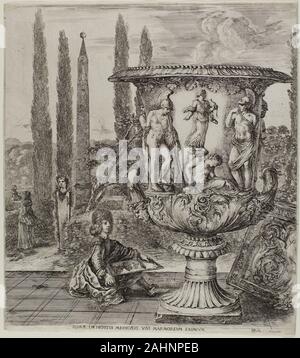 Stefano Della Bella. Die Medicis-vase, Platte aus der sechs großen Blick auf Rom und die Campagna. 1656. Italien. Ätzen und Gravur auf Elfenbein Bütten Diese radierung ist in der Regel der frühesten und schönsten der zahlreichen Interpretationen des berühmten Medicis-vase betrachtet. In Athen im ersten Jahrhundert N.CHR. angelegt und mit einem Fries von Iphigenia geduckt unter einer Statue von Diana von Kriegern flankiert, der weiße Marmor Vase war einer von vielen hoch gefeiert antike Kunstwerke, die die Familie Medici im 16. Jahrhundert an der Römischen Villa gesammelt. In diesem Druckjob, Stefano Della Bella depi Stockfoto