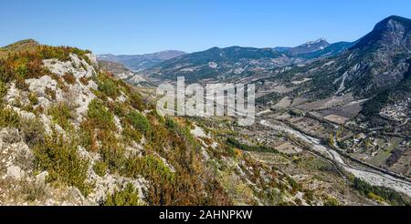 Panoramablick auf Eygues river valley von Saint Laurent Plateau in Baronnies Natural Regional Park. Oben Vautour de Remuzat ist auf der linken Seite. Drome. Stockfoto