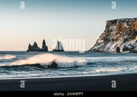 Auch schwarzen Sand Strand in der Stadt von Vik in Island im Winter Sonnenuntergang Zeit bekannt. Schöne isländische Landschaft, Tourismus, dramatische Landschaft Stockfoto