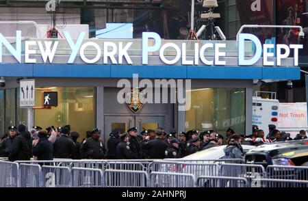 New York, NY, USA. 31 Dez, 2019. New York Polizei bereit für Eve Ball für das Neue Jahr am Times Square in New York City. 31. Dezember 2019. Credit: Rw/Medien Punch/Alamy leben Nachrichten Stockfoto
