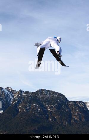 Garmisch Partenkirchen, Deutschland. 31 Dez, 2019. Garmisch-Partenkirchen, Deutschland Dezember 31, 2019: 68. Vierschanzentournee - Qualifikation - Garmisch-Partenkirchen Skispringer beim Springen, im Flug, Funktion/Symbol/Symbol Foto/Merkmal/Detail/| Verwendung der weltweiten Kredit: dpa/Alamy leben Nachrichten Stockfoto