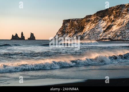 Auch schwarzen Sand Strand in der Stadt von Vik in Island im Winter Sonnenuntergang Zeit bekannt. Schöne isländische Landschaft, Tourismus, dramatische Landschaft Stockfoto