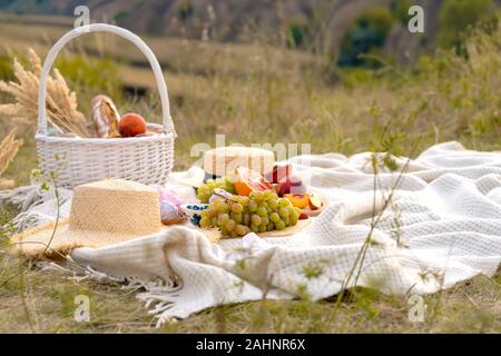 Stilvolle Sommer Picknick auf einer weißen Decke. In einem malerischen Ort der Natur der Hügel Stockfoto