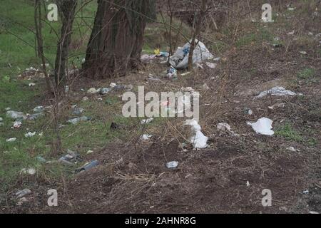 Oblast Kherson, Ukraine, Osteuropa. 26 Mär, 2019. Wald Verschmutzung, plastik Müll im Pinienwald. Dump Kunststoff Verschmutzungen im Pinienwald. Dump Müll in Wäldern der Ukraine. Umwelt Kunststoff Luftverschmutzung ist ökologisches Problem. Oblast Kherson, Ukraine, Osteuropa Credit: Andrey Nekrasov/ZUMA Draht/Alamy leben Nachrichten Stockfoto