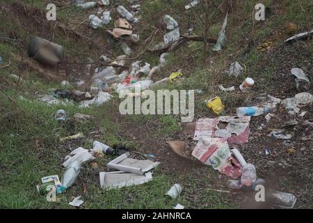Oblast Kherson, Ukraine, Osteuropa. 26 Mär, 2019. Elemental dump plastik Müll am Straßenrand in der Nähe am Rande des Waldes. Verschmutzung der Umwelt mit Kunststoff- und andere Abfälle. Kunststoff Ablagerungen auf dem Rasen unter den Bäumen. Umwelt Kunststoff Luftverschmutzung ist ökologisches Problem. Oblast Kherson, Ukraine, Osteuropa Credit: Andrey Nekrasov/ZUMA Draht/Alamy leben Nachrichten Stockfoto