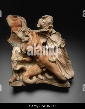 Antike Etruskische. Architektonische Relief mit der Darstellung der Gigantomachy (Kampf zwischen Göttern und Riesen). 300 v. Chr. - 101 v. Chr.. Etrurien. Terrakotta, Pigment, Wie der Name schon sagt, der Gigantomachy war der Kampf zwischen und die Riesen und die Olympischen Götter, die von Zeus geführt wurden. In fließenden Roben, Gott und Göttin eine riesige, mit Flügeln und Schlange - wie Eigenschaften dargestellt, Erfassung der endgültige Schlag in dieser epischen Schlacht zu liefern. Diese drei animierte Figuren waren wohl einmal Teil einer Serie von Zierpflanzen deckt antefixes genannt, die an der untersten Reihe der Dachziegel auf einem kleinen Gebäude platziert wurden, Probabl Stockfoto