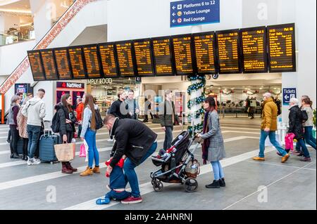 Passagiere auf dem Golfplatz in Birmingham New Street/Grand Central Railway Station, Birmingham, West Midlands, Großbritannien. Stockfoto