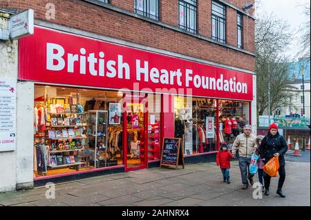 British Heart Foundation Charity Shop im Stadtzentrum von Coventry, West Midlands, Großbritannien. Stockfoto
