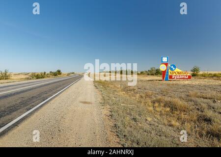 Khromtau, Kasachstan - 23. August 2019: Schild Khromtau Bezirk. Ein Verkehrsschild begrüßen die Besucher des Khromtau Bezirk. Kasachstan. Stockfoto