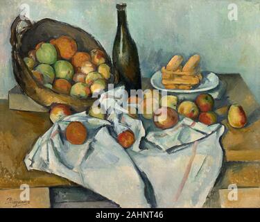 Paul Cézanne. Der Korb mit Äpfeln. 1887 - 1900. Frankreich. Öl auf Leinwand Kunst, Paul Cézanne einmal behauptet, ist eine Harmonie, die parallel zur Natur, nicht um eine Imitation der Natur. In seiner Suche nach zugrunde liegenden Struktur und Zusammensetzung, erkennt er anerkannte, dass der Künstler nicht gebunden ist reale Objekte im realen Raum zu repräsentieren. So ist der Korb mit Äpfeln enthält eine seiner Unterschrift gekippt Tabellen, eine unmögliche Rechteck mit keine rechten Winkel. Auf Sie, ein Korb mit Äpfeln Plätze nach vorn von einem slablike Base, scheinbar durch die Flasche und der Tischdecke dicke ausgeglichen, skulpturale Falten. Die schweren Modellierung, feste Bru Stockfoto