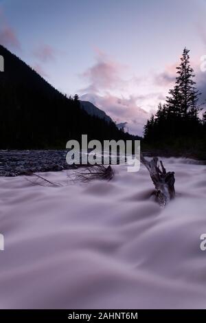 White River fließt von Mount Rainier in der Dämmerung, White River Campground, Mount Rainier National Park, Pierce County, Washington, USA Stockfoto