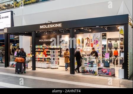 Die Leute, die in Moleskine einkaufen, kaufen im Konkursgeschäft des Grand Central/Birmingham New Street Railway Station, Birmingham, West Midlands, Großbritannien. Stockfoto